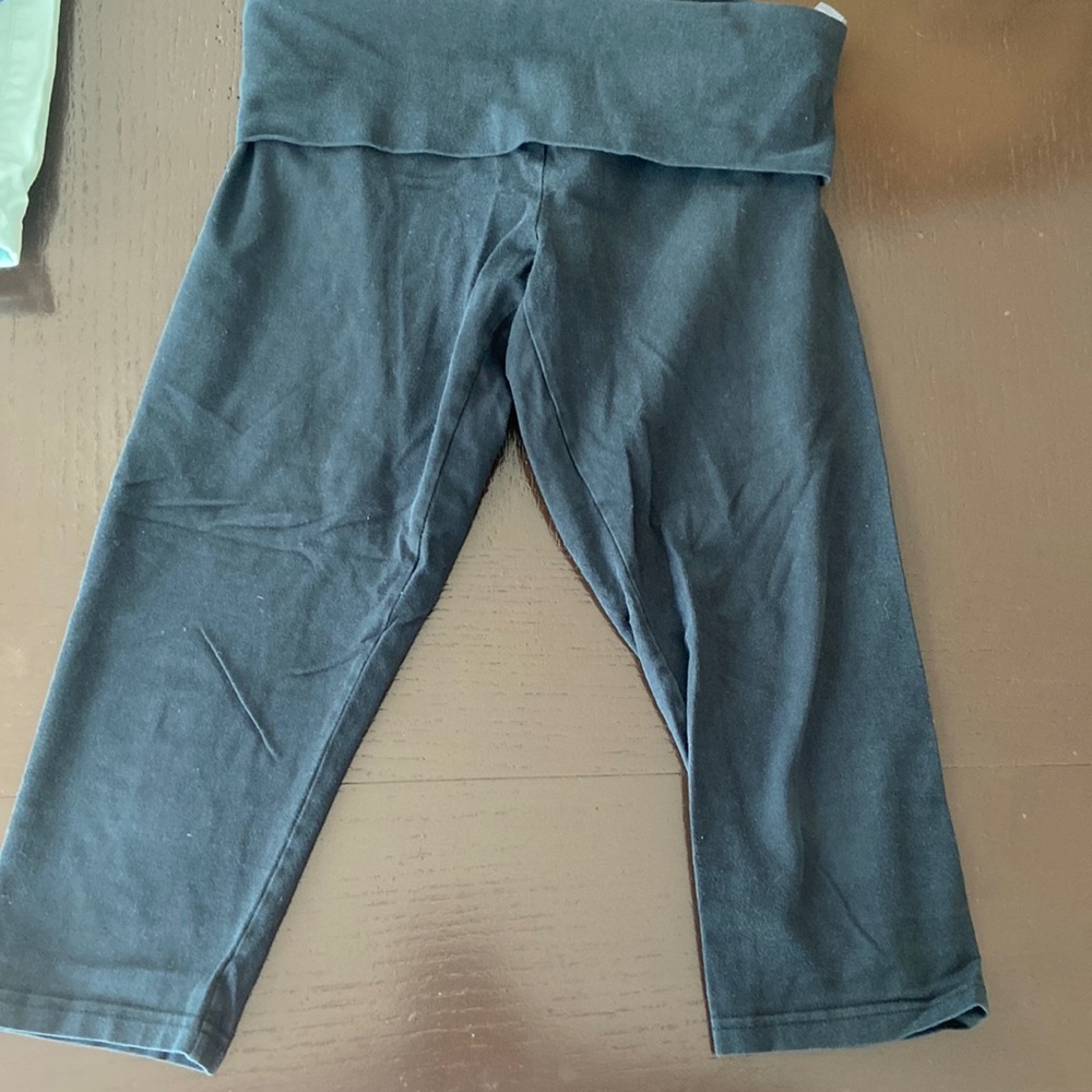 Women’s soft Aerie mid length leggings. Size medium
